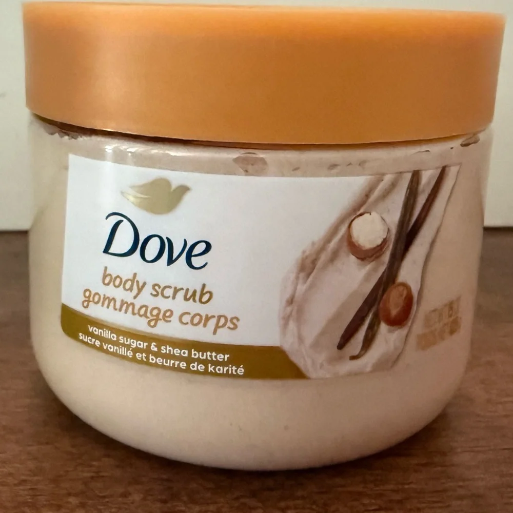 NWT Dove Body Scrub with Vanilla Sugar and Shea Butter